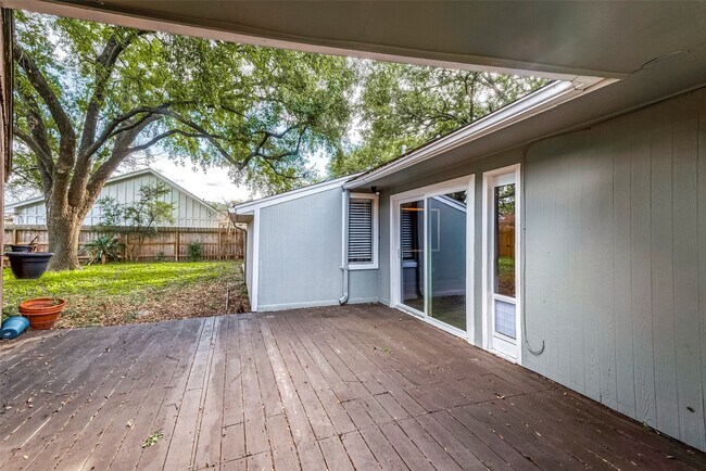 Foto del edificio - 7810 Locke Ln