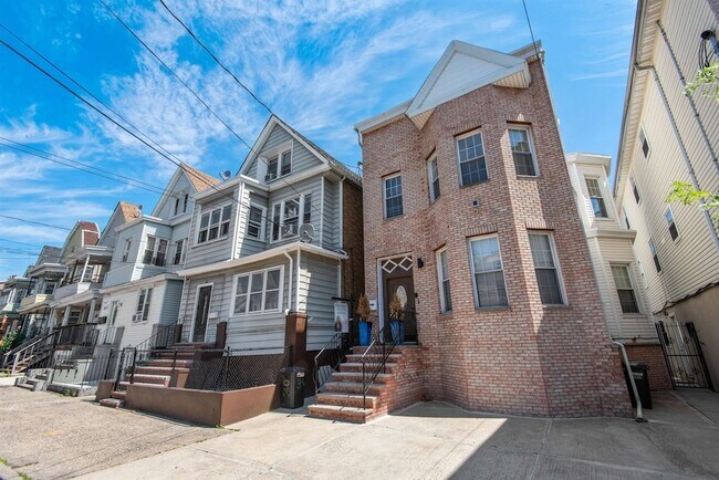 Foto del edificio - 28 Armstrong Ave