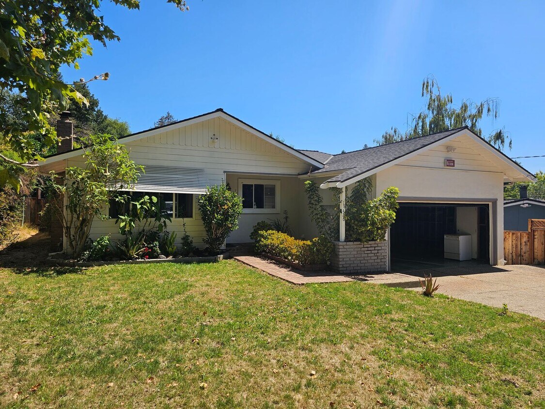 Primary Photo - Charming Castro Valley Retreat with 2-Car ...