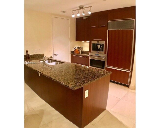 Building Photo - 15901 Collins Ave