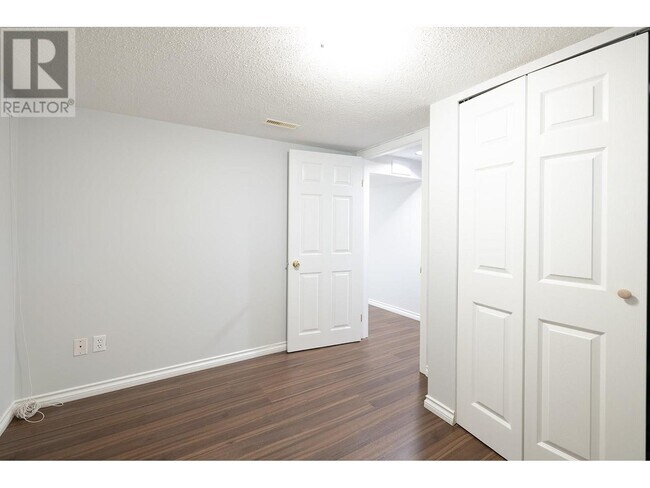 Photo du bâtiment - 153 W 64th Ave