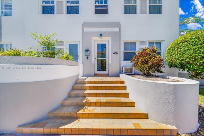 Foto del edificio - 2463 Pine Tree Dr