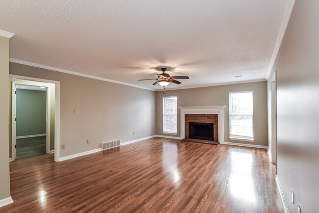 Foto del edificio - 5205 Plum Tree Dr