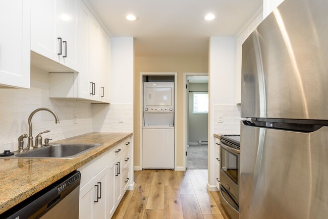 Building Photo - Farm Hill Vista 3bd/ 2bth Corner Unit w/ O...