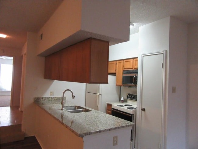 Building Photo - 5750 Phoenix Dr