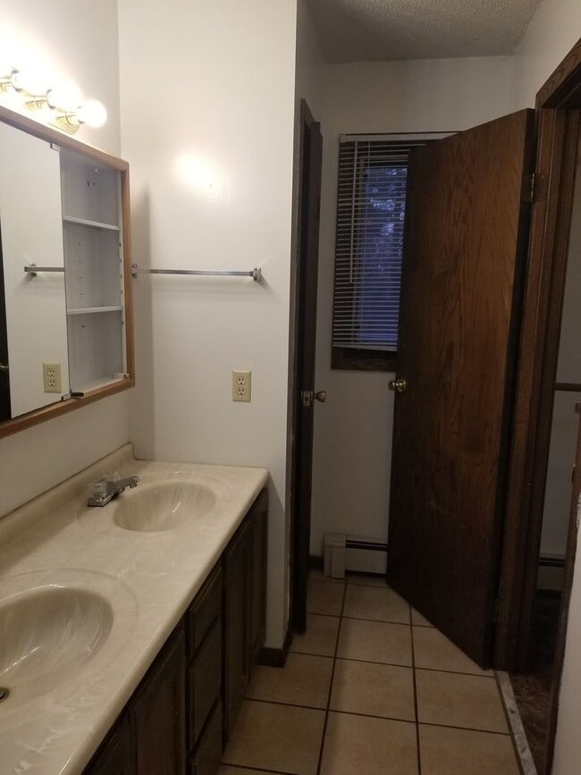 Building Photo - Large 2+ Bedroom home with a country setting