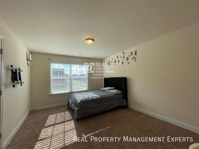 Building Photo - Spacious 5 Bedroom, 3 Bathroom in Concord