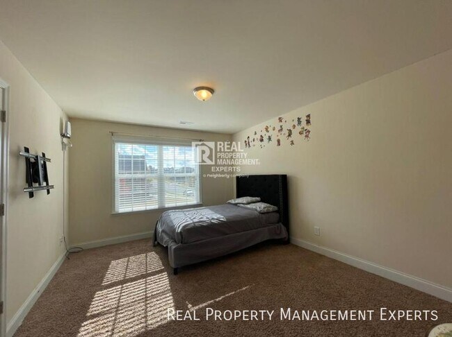 Foto del edificio - Spacious 5 Bedroom, 3 Bathroom in Concord