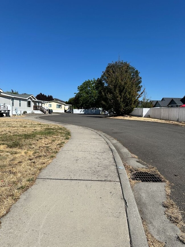 Building Photo - 3 Bedroom 2 Bath Home Available Now