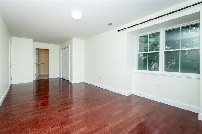 Foto del edificio - 120 Wyllis Ave