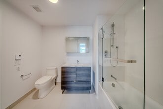 Building Photo - 17 Bd Montclair