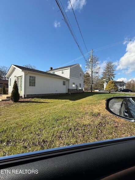 Building Photo - 212 Oak Rd