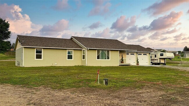 Foto del edificio - Beautiful 4 bed 2 bath on 1.37 acres in Co...