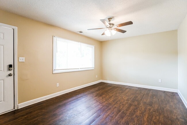 Building Photo - 427 Huntsmoor Dr