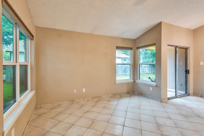 Building Photo - 9721 Holly Springs Dr