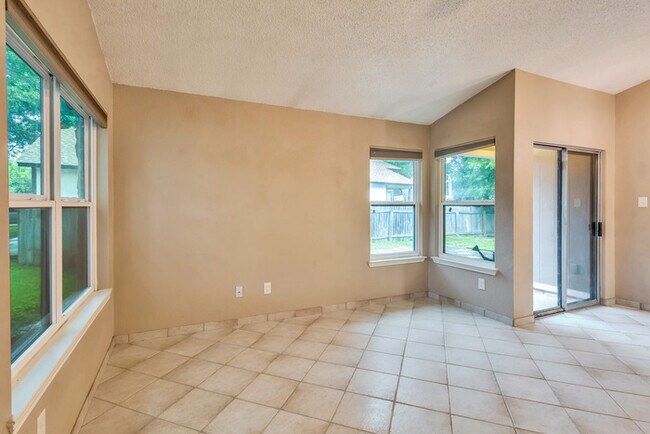 Foto del edificio - 9721 Holly Springs Dr