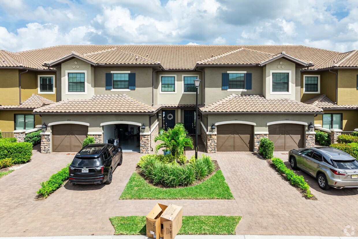 Building Photo - Coach Homes on Montelanico