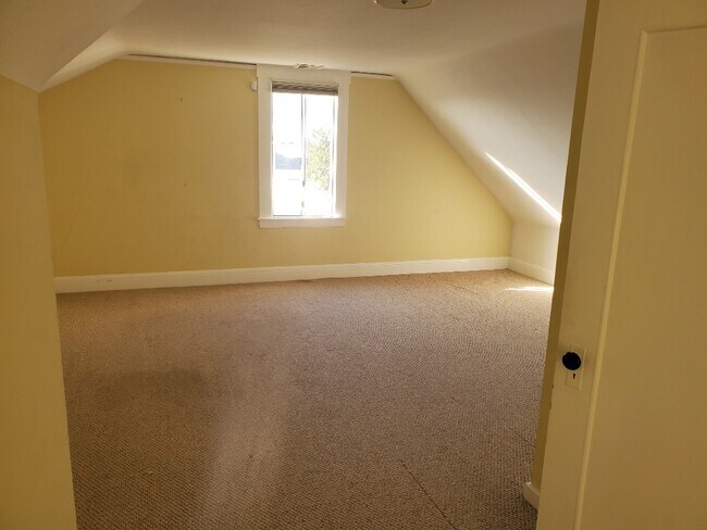 Large Master Bedroom with Walk in closet - 149 Arleta Ave