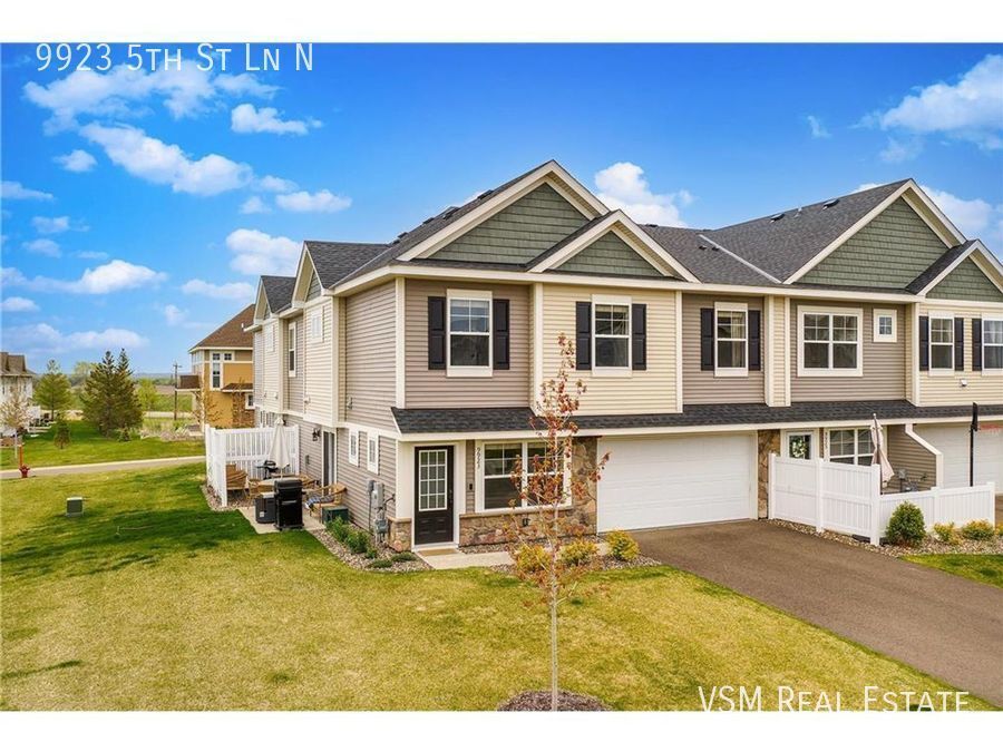 Primary Photo - Luxury 3 Bed 3 Bath End Unit Townhome Avai...
