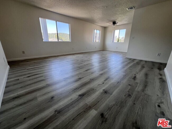 Foto del edificio - 238 S Ave 55