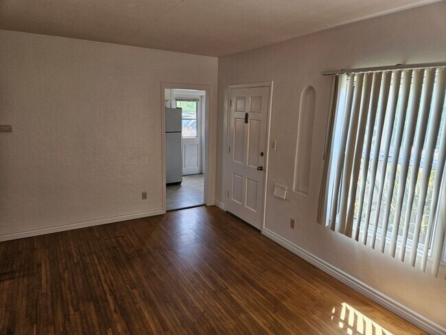 Foto del edificio - 2 Bedroom - 1 Bathroom home in Bay Park