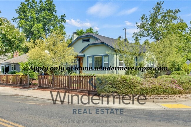Building Photo - Timeless Modern Luxury 3 bedroom in one of...