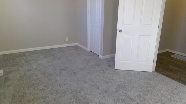 Building Photo - Newly Renovated Home