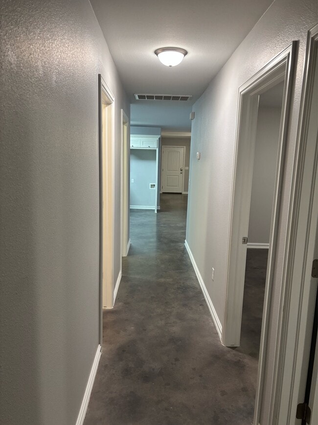 Foto del edificio - 4110 Maple Dr