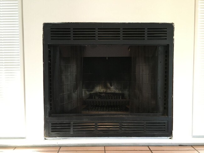 Foto del edificio - 2/2 Home in College Park with lots of char...