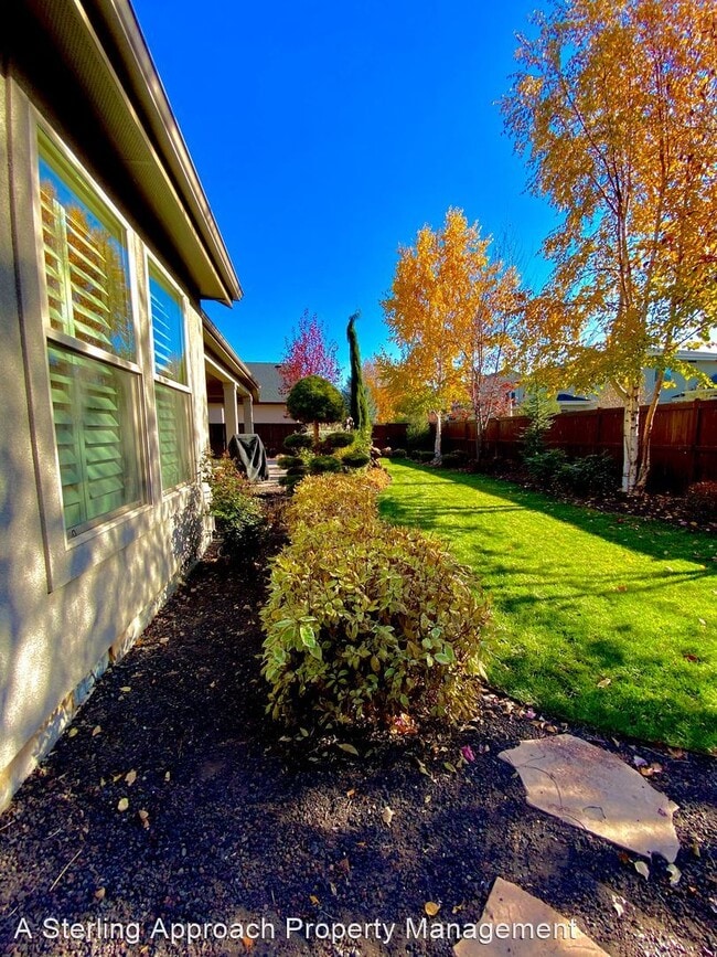 Building Photo - 4 br, 2.5 bath House - 885 W Arnaz St