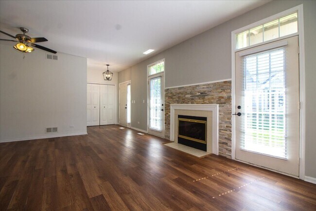 Foto del edificio - 1216 Tennyson Ln