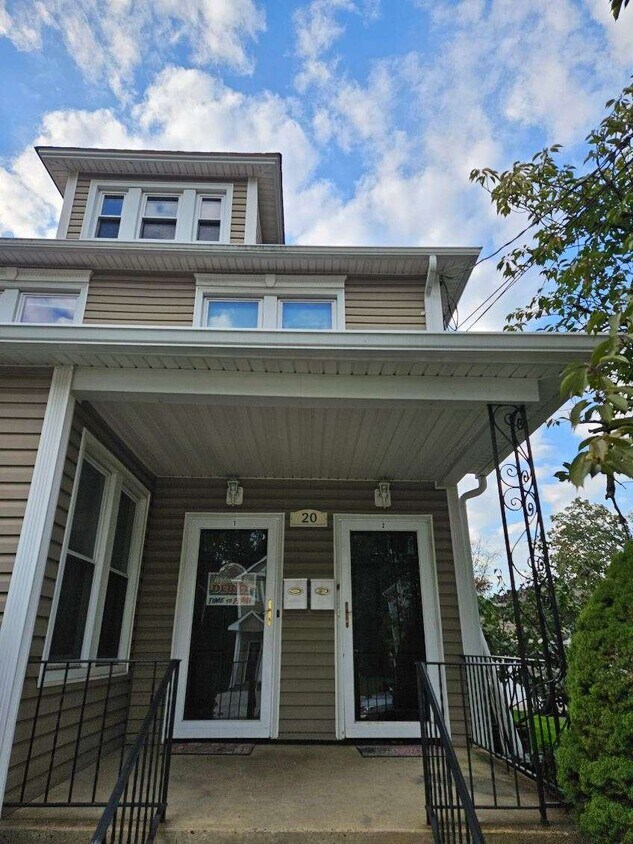 Primary Photo - 20 Rose St