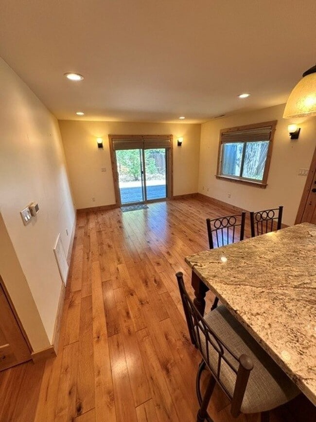 Building Photo - Lovely 1bd duplex style unit w/ carport and pet friendly negotiable!