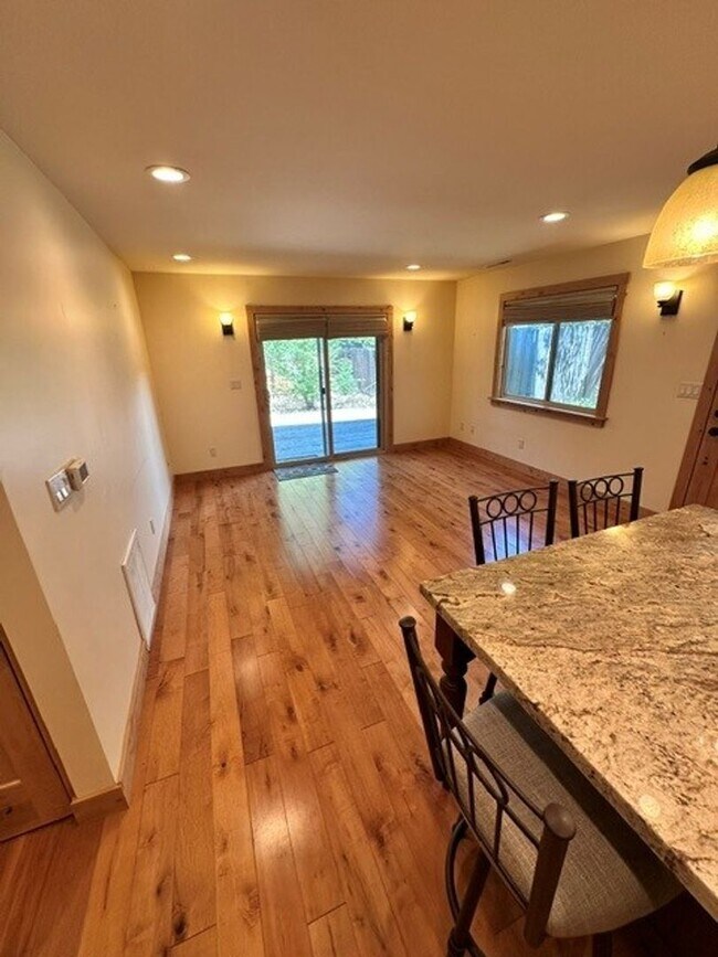 Foto del edificio - Lovely 1bd duplex style unit w/ carport and pet friendly negotiable!