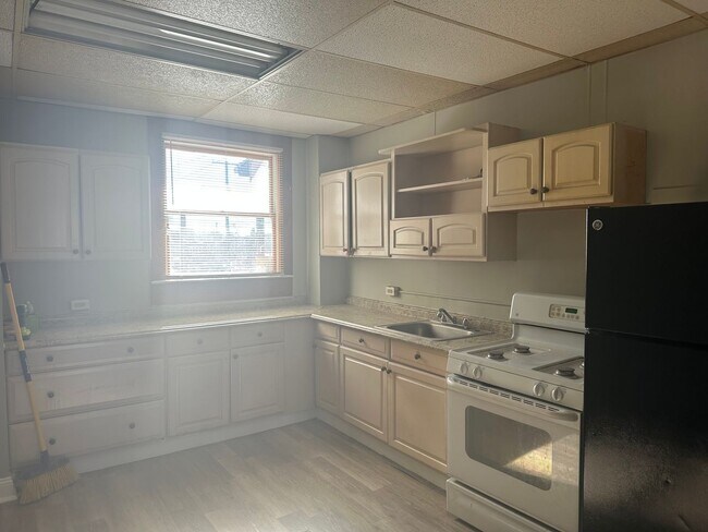 Foto del edificio - Spacious Home! W/D Hook-Up! Available Now!