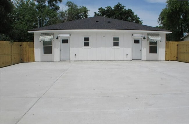 Building Photo - 702 5th St