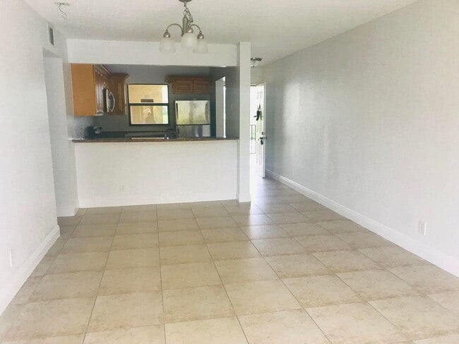Building Photo - 1477 Lake Crystal Dr