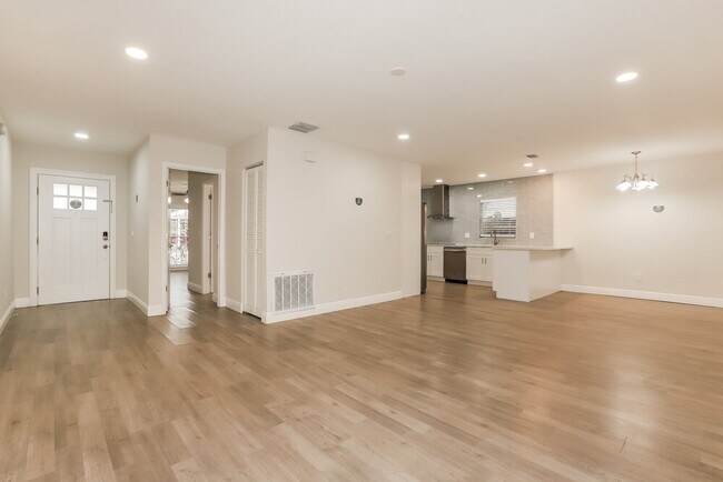 Foto del edificio - 412 Regal Park Dr