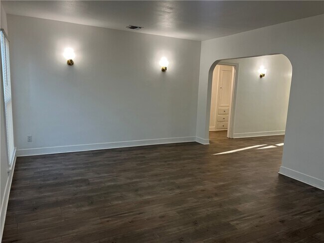 Foto del edificio - 10322 Plainview Ave