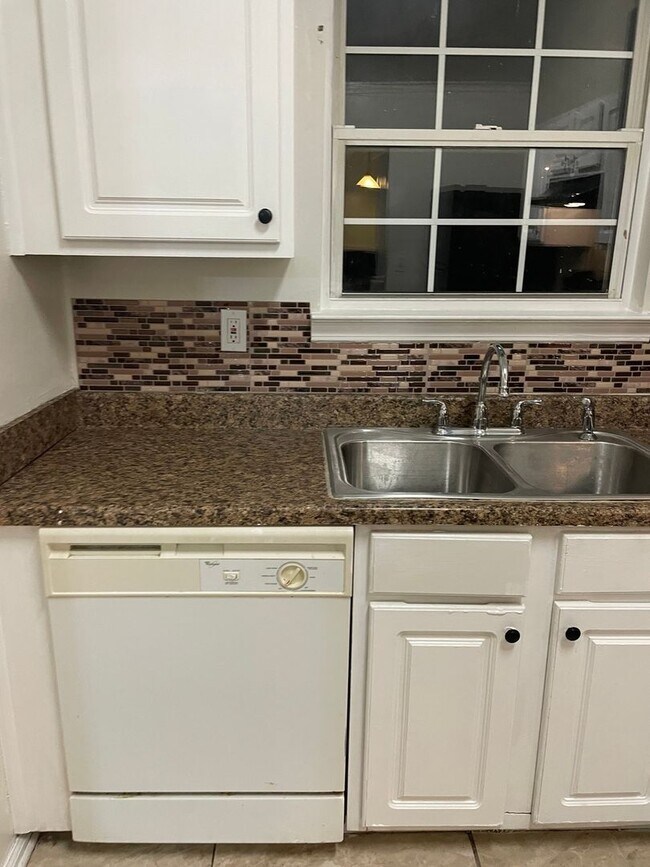 Foto del edificio - 8140 Sterling Lakes Ct