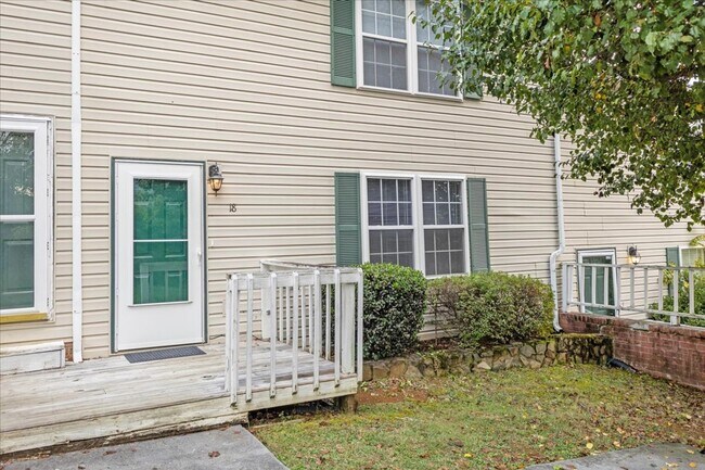 Foto del edificio - 1700 Lone Oak Rd