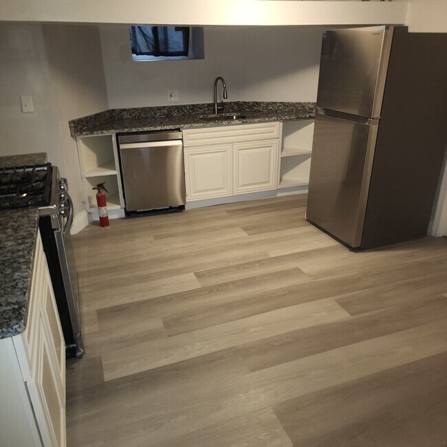 Building Photo - 2401 Poplar Dr