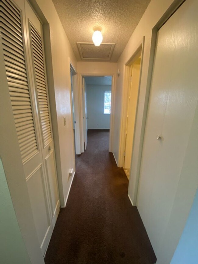 Building Photo - Nice 2 bed/1bath with a lot of space!
