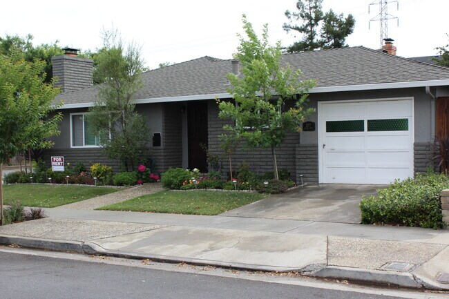 Building Photo - 2377 Pauline Dr