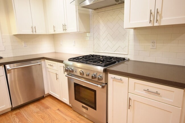 Building Photo - Gorgeous, Bright and Perfectly Appointed W...