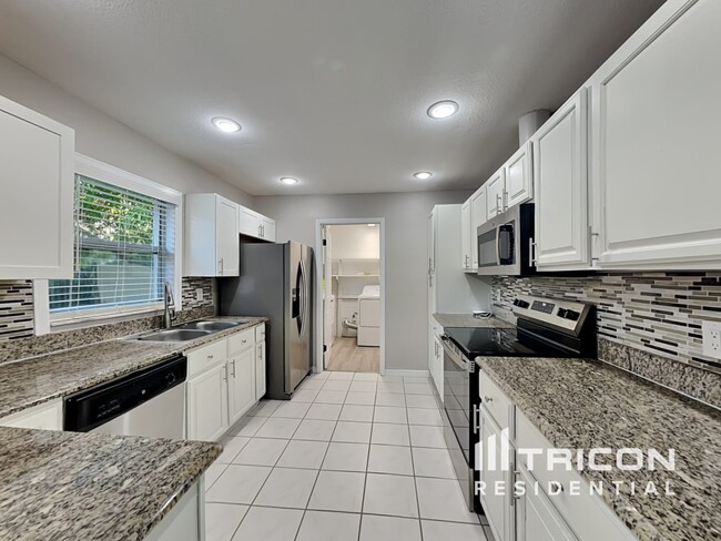 Foto del edificio - 823 Balsamwood Ln