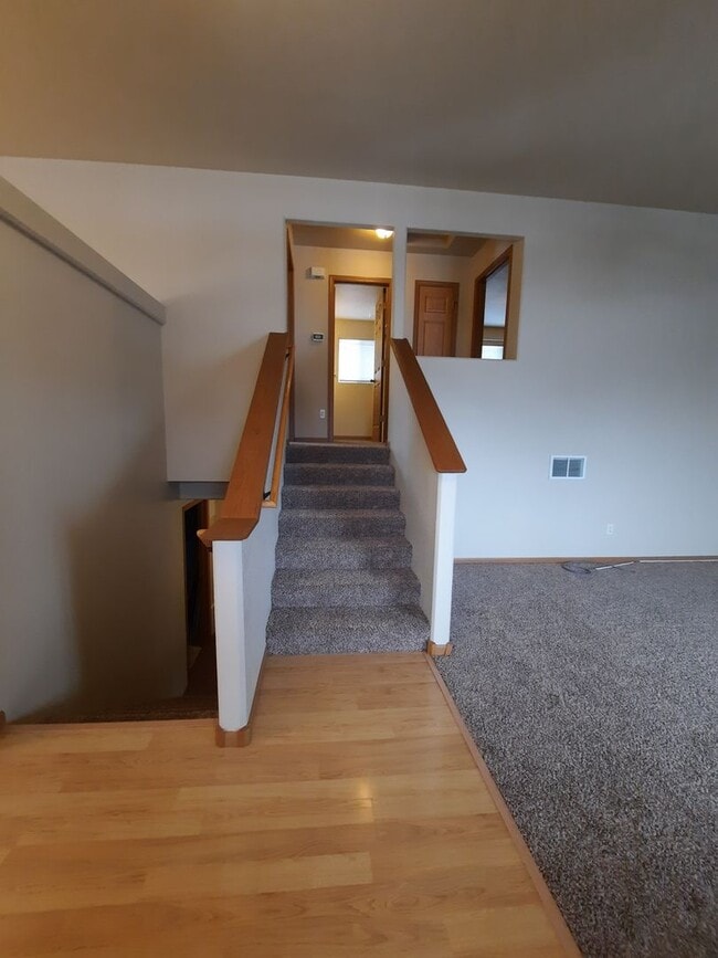 Foto del edificio - 3 BEDROOM | 2 BATH | TRI-LEVEL | NORTH