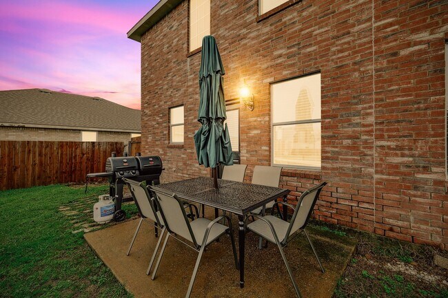 Foto del edificio - 2136 Dayton Ln