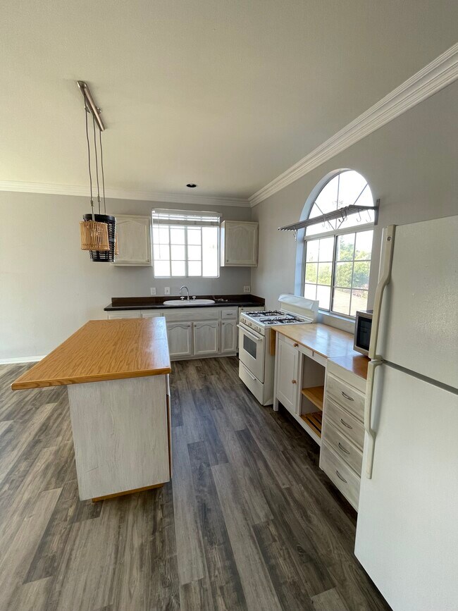Cocina - 756 Vernon Ave