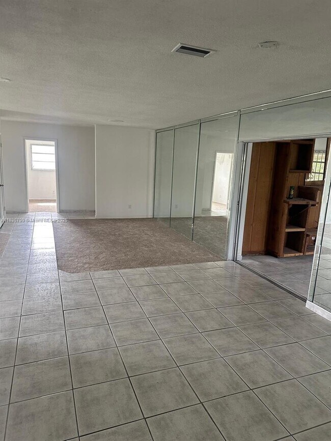 Foto del edificio - 5360 Fletcher St